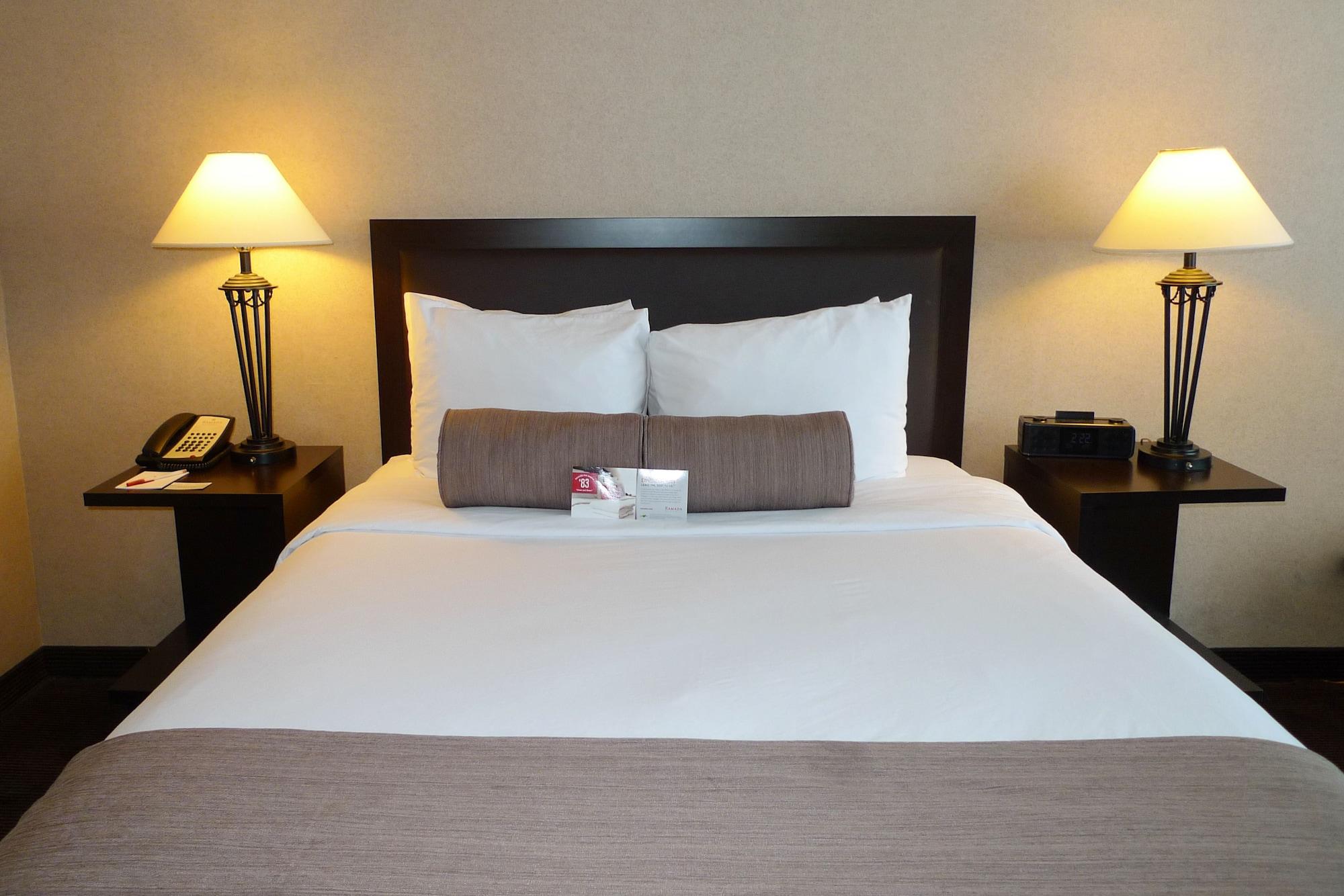 Ramada Plaza By Wyndham Calgary Downtown Hotell Exteriör bild