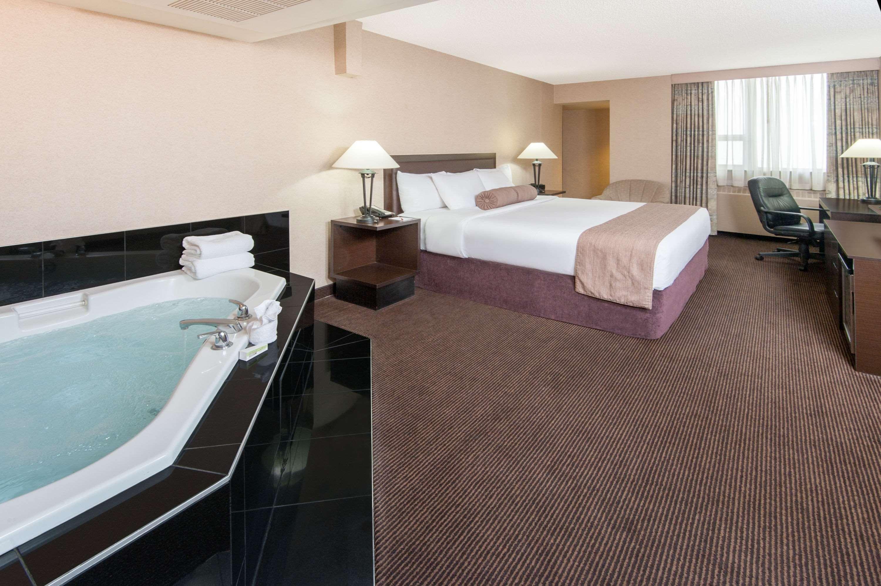 Ramada Plaza By Wyndham Calgary Downtown Hotell Exteriör bild