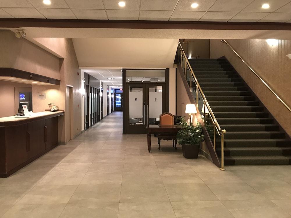 Ramada Plaza By Wyndham Calgary Downtown Hotell Exteriör bild