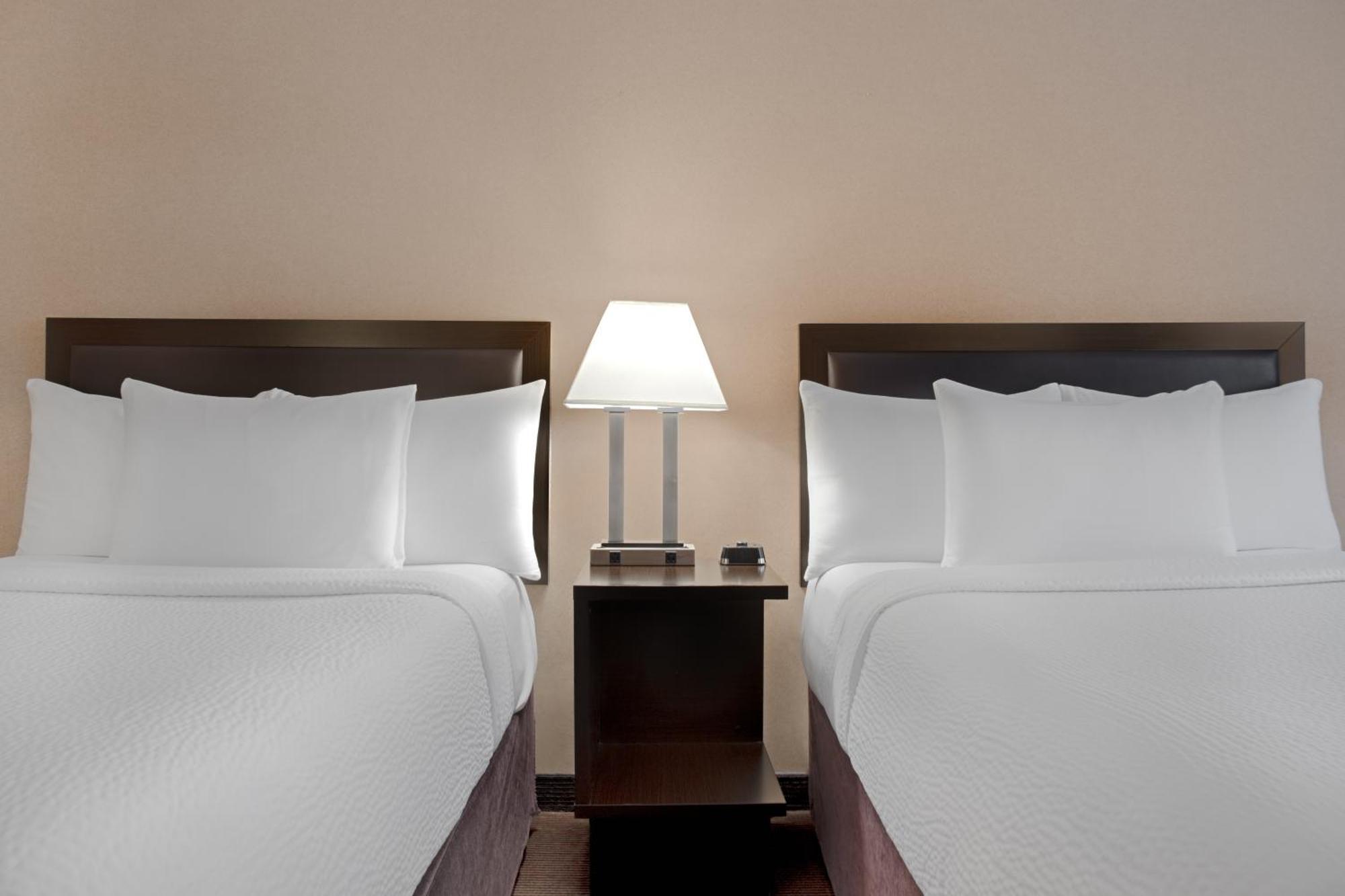 Ramada Plaza By Wyndham Calgary Downtown Hotell Exteriör bild
