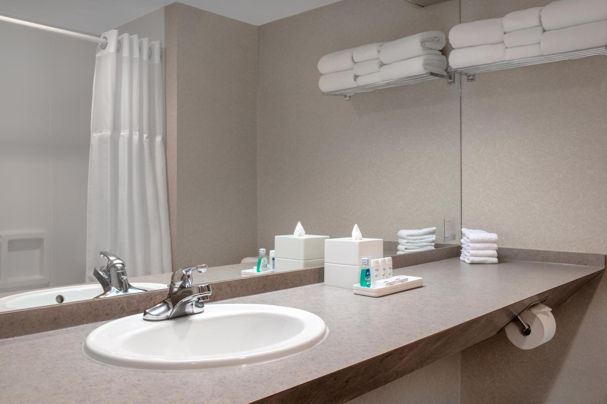 Ramada Plaza By Wyndham Calgary Downtown Hotell Exteriör bild