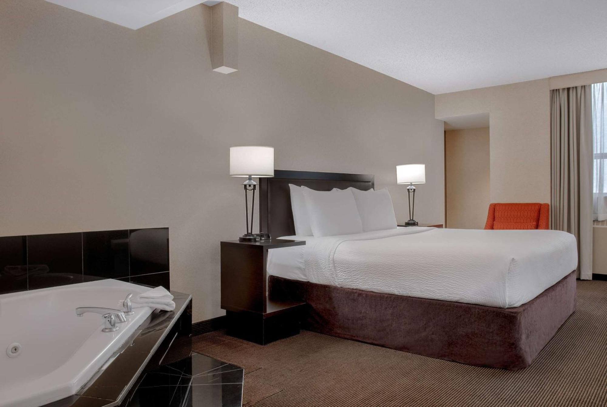 Ramada Plaza By Wyndham Calgary Downtown Hotell Exteriör bild
