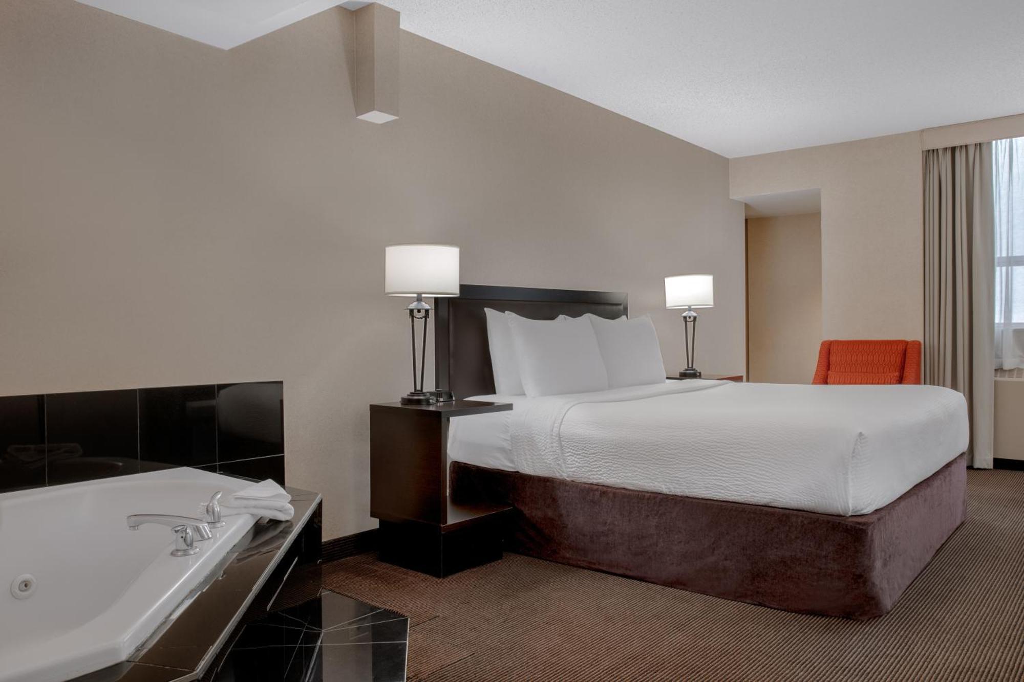 Ramada Plaza By Wyndham Calgary Downtown Hotell Exteriör bild