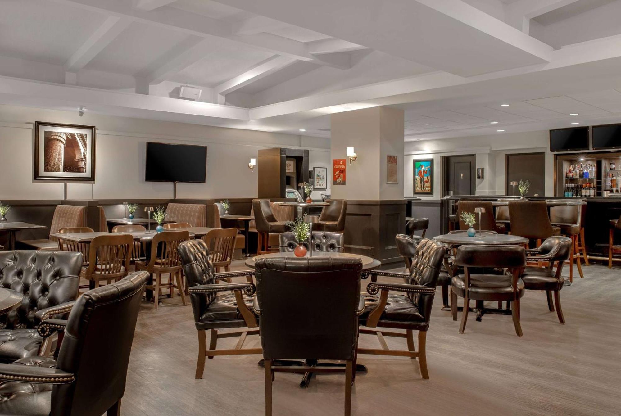 Ramada Plaza By Wyndham Calgary Downtown Hotell Exteriör bild