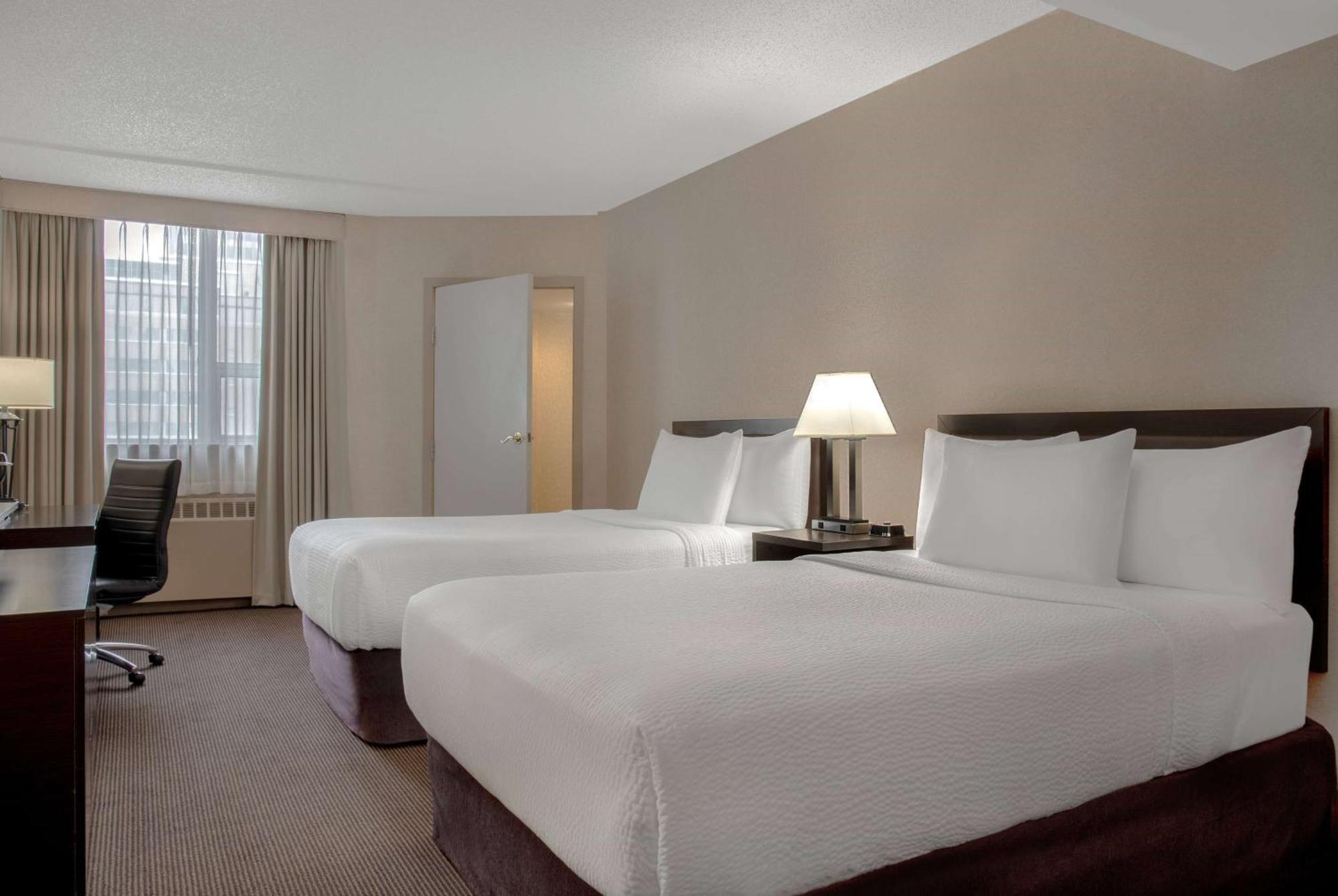 Ramada Plaza By Wyndham Calgary Downtown Hotell Exteriör bild