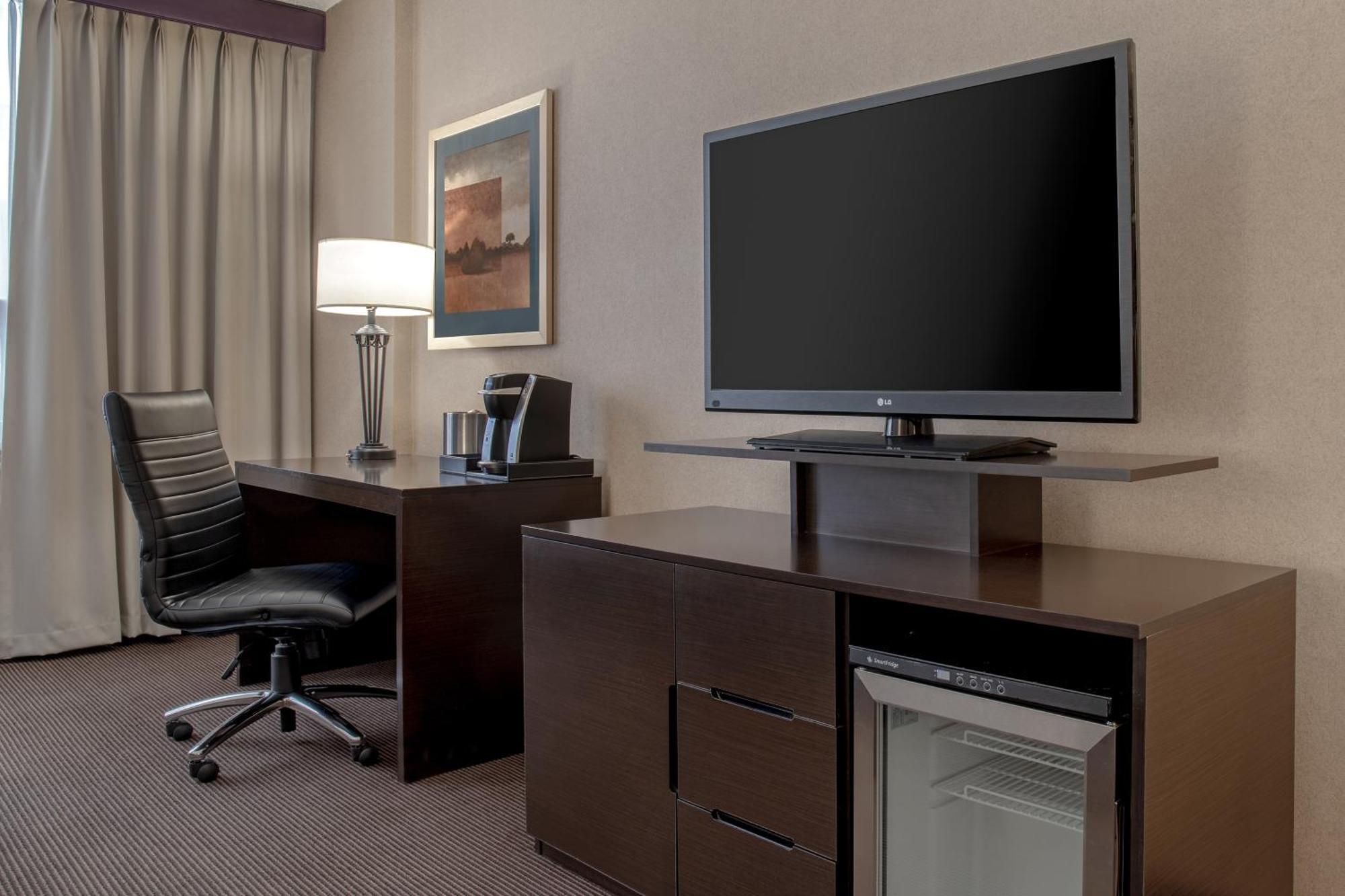 Ramada Plaza By Wyndham Calgary Downtown Hotell Exteriör bild