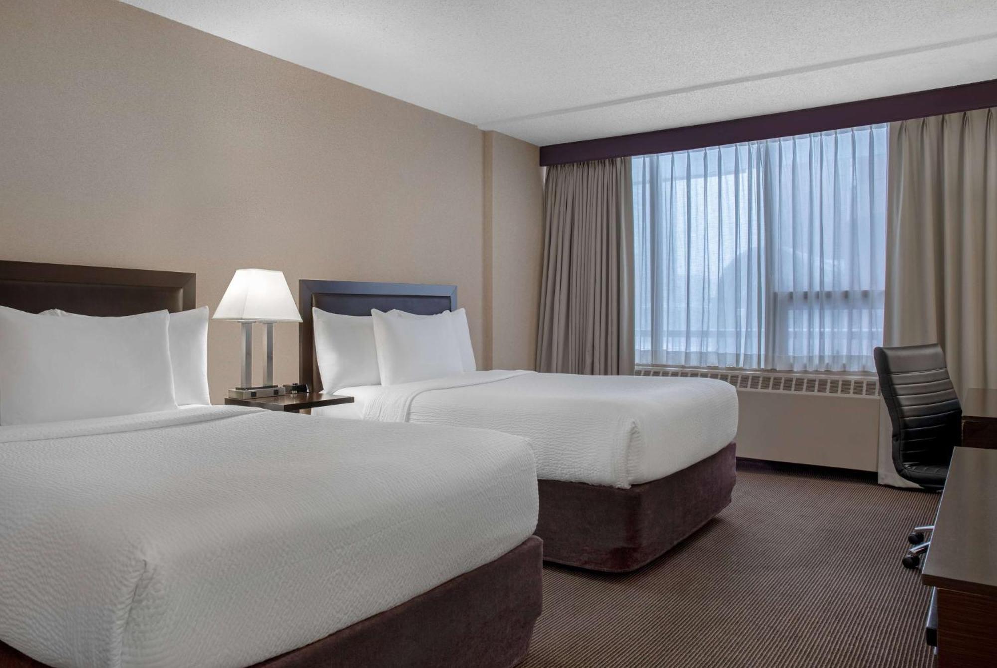 Ramada Plaza By Wyndham Calgary Downtown Hotell Exteriör bild