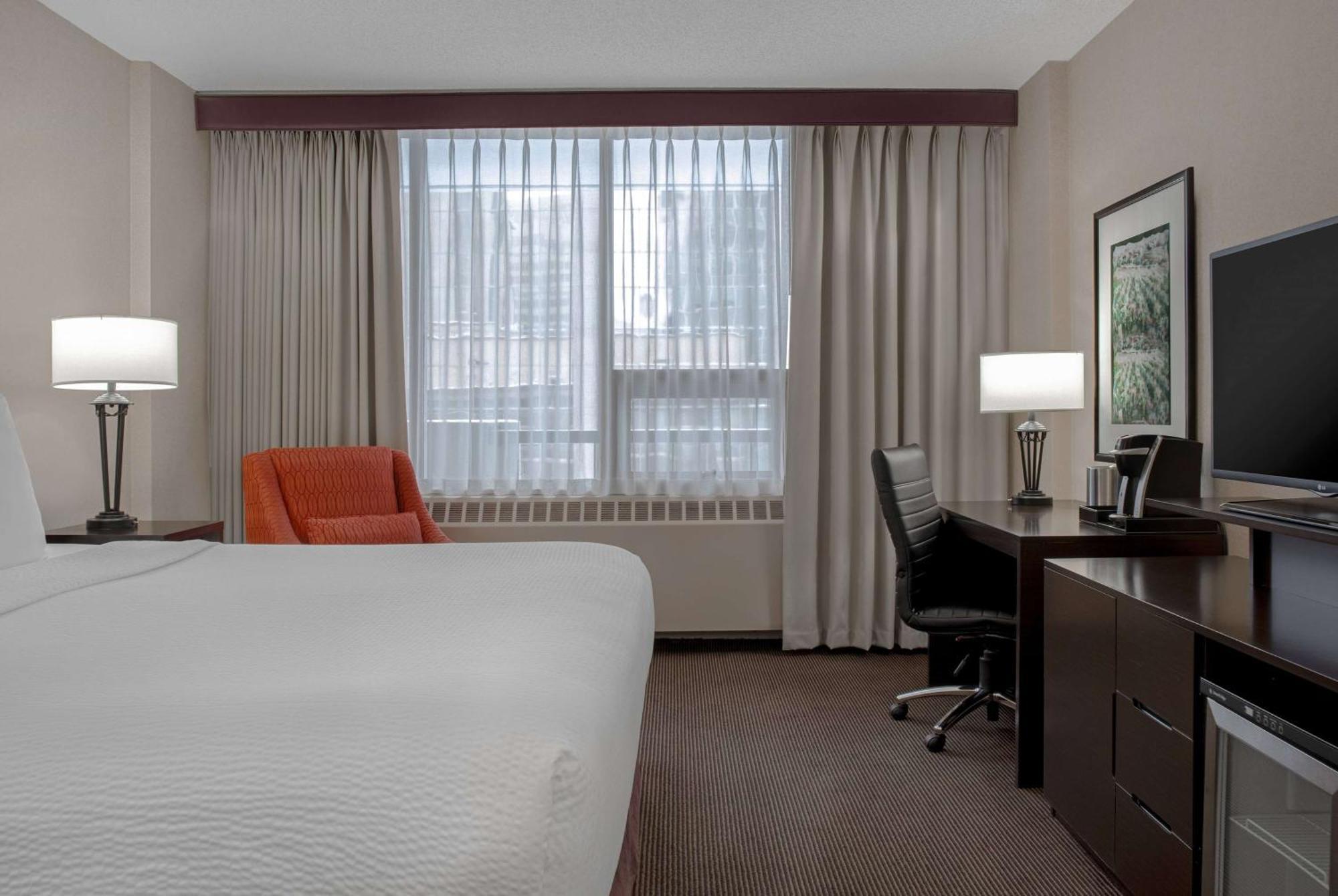 Ramada Plaza By Wyndham Calgary Downtown Hotell Exteriör bild