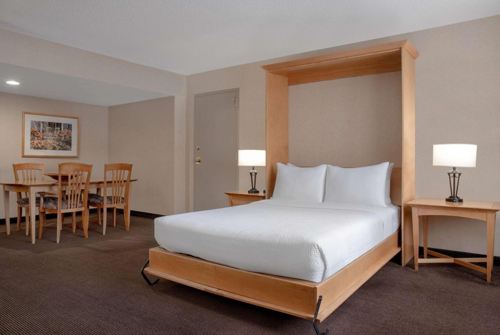 Ramada Plaza By Wyndham Calgary Downtown Hotell Exteriör bild