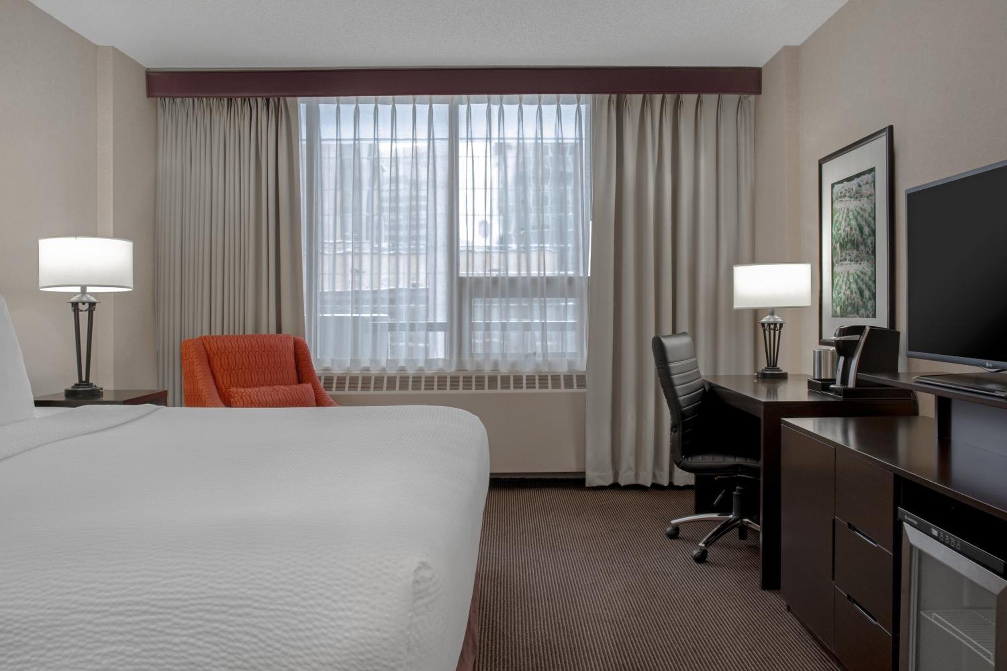 Ramada Plaza By Wyndham Calgary Downtown Hotell Exteriör bild