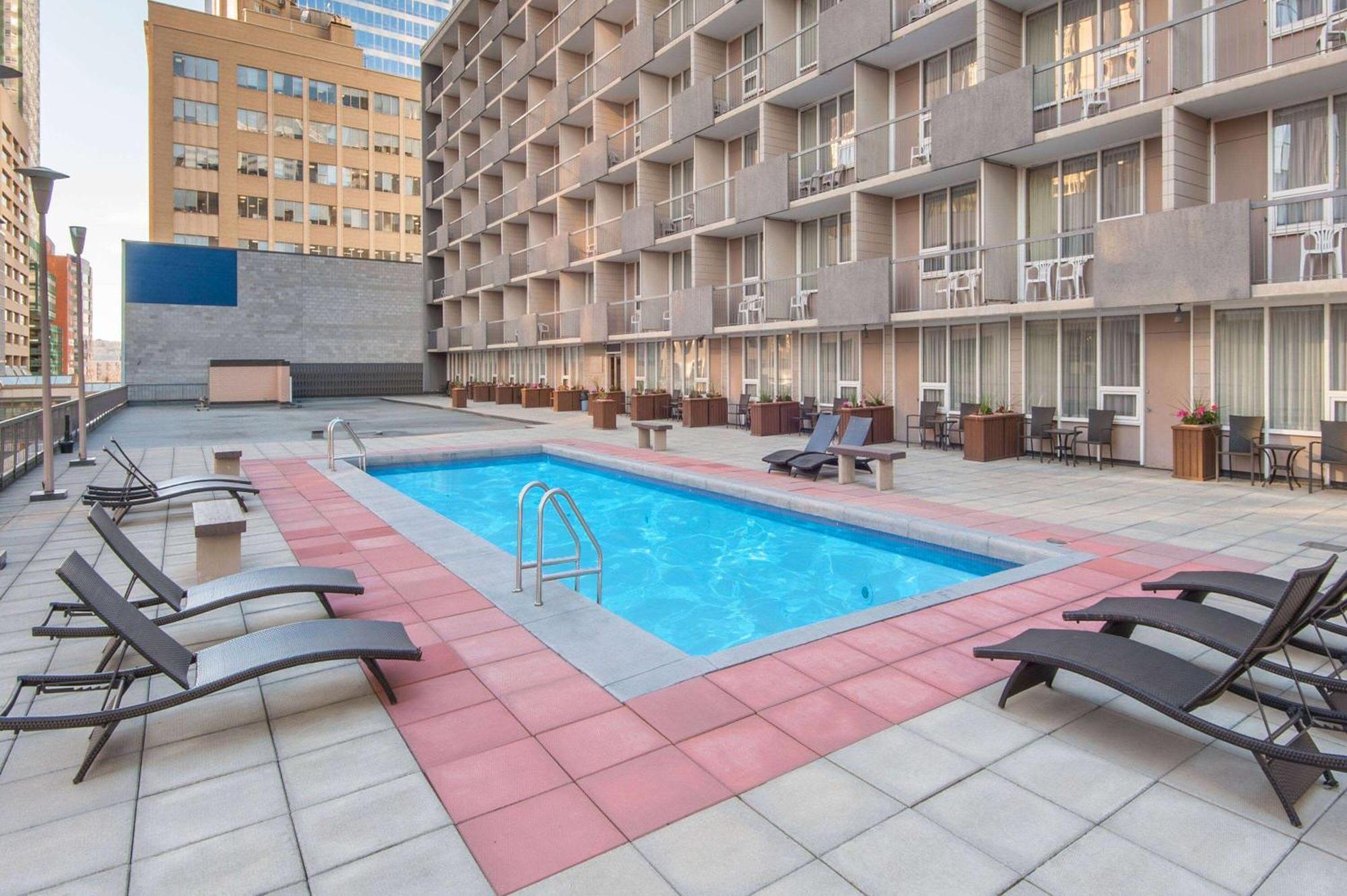 Ramada Plaza By Wyndham Calgary Downtown Hotell Exteriör bild