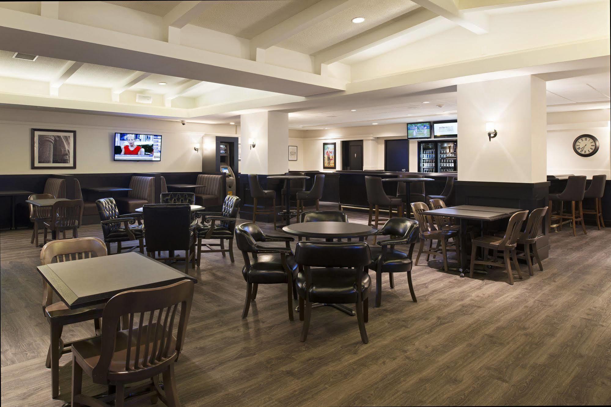 Ramada Plaza By Wyndham Calgary Downtown Hotell Exteriör bild