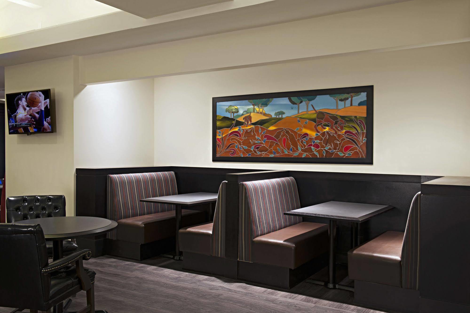 Ramada Plaza By Wyndham Calgary Downtown Hotell Exteriör bild