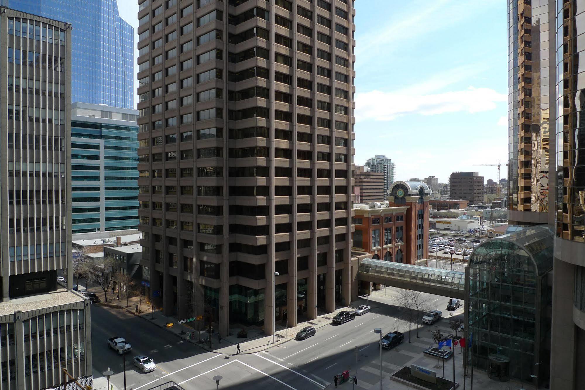 Ramada Plaza By Wyndham Calgary Downtown Hotell Exteriör bild