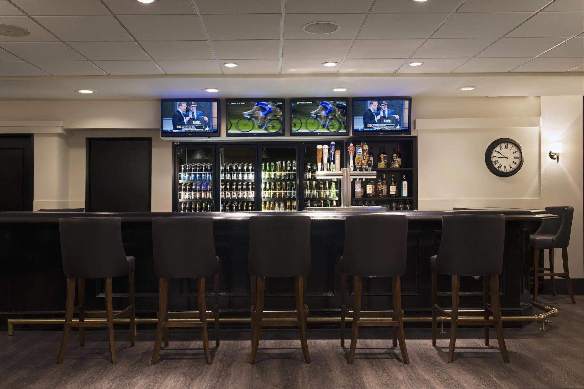Ramada Plaza By Wyndham Calgary Downtown Hotell Exteriör bild
