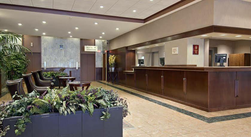 Ramada Plaza By Wyndham Calgary Downtown Hotell Exteriör bild
